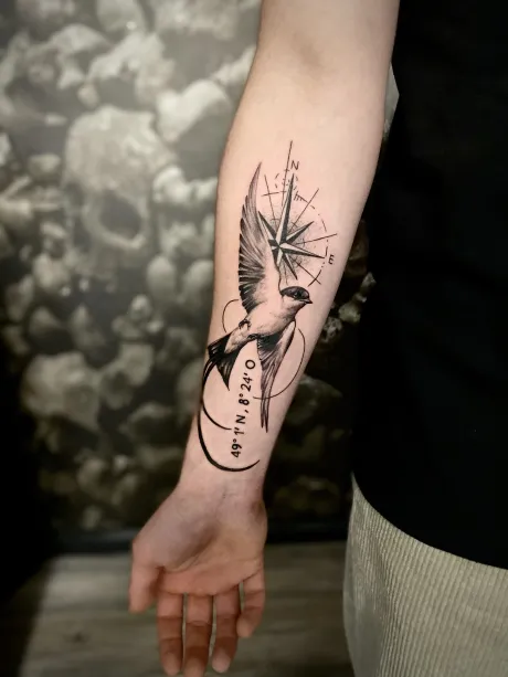 Black and grey ,tattoo Bremen,schwalbe tattoo, arm tattoo, kompass tattoo