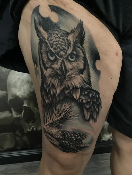 black and grey, tier tattoo, eule tattoo, natur tattoo, bremen tattoo, oberschenkel tattoo 
