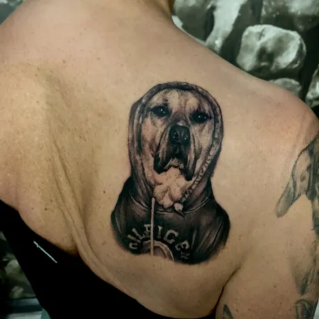 black and grey tattoo, hunde portrait tattoo, realistic tattoo, tier tattoo, tattoo bremen, schulter tattoo