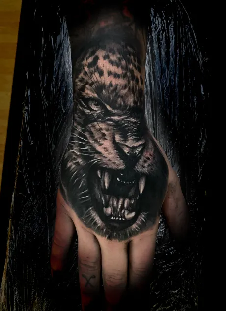 hand tattoo, black and grey tattoo, leo tattoo, leopard tattoo, tier tattoo, raubkatze tattoo, tattoo bremen, bremen tattoo
