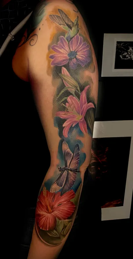 farbiges tattoo, color tattoo, colour tattoo, arm tattoo, libelle tattoo, blumen tattoo, vogel tattoo, kolibri tattoo, bremen tattoo, tattoo bremen