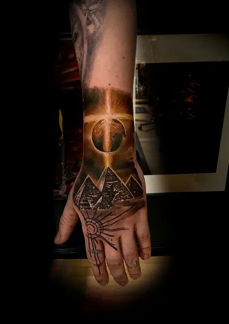 black and grey tattoo, color tattoo, farbiges tattoo, egypt tattoo, pyramiden tattoo, hand tattoo, mond tattoo, bremen tattoo, tattoo bremen