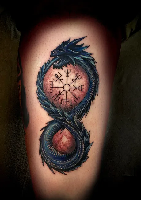 color tattoo, colour tattoo, farbiges tattoo, bein tattoo, wade tattoo, drache tattoo, wegweiser tattoo, ouroboros tattoo, bremen tattoo, tattoo bremen