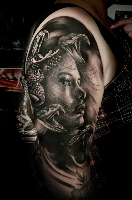 black and grey tattoo, arm tattoo, medusa tattoo, schlangen tattoo, schlange tattoo, bremen tattoo, tattoo bremen