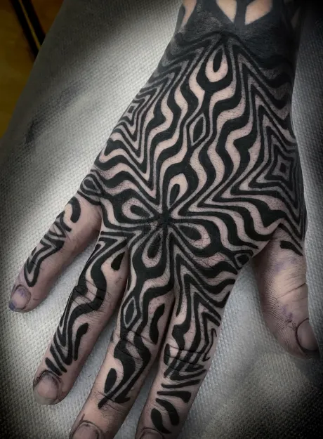 black tattoo, hand tattoo, geometrisches tattoo, geometric tattoo, finger tattoo, bremen tattoo, tattoo bremen
