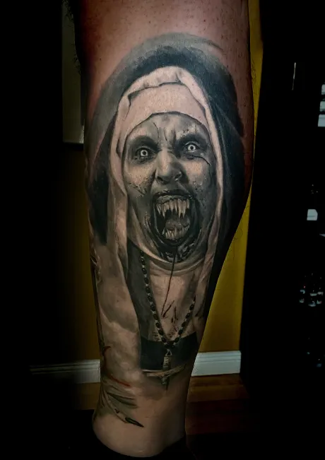 black and gray tattoo, bein tattoo, waden tattoo, abgeheiltes tattoo, the nun tattoo, film tattoo, horrorfilm tattoo, horror tattoo, bremen tattoo, tattoo bremen