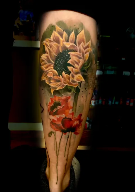 color tattoo, colour tattoo, farbiges tattoo, bein tattoo, waden tattoo, sonnenblume tattoo, mohnblume tattoo, florales tattoo, buntes tattoo, bremen tattoo, tattoo bremen
