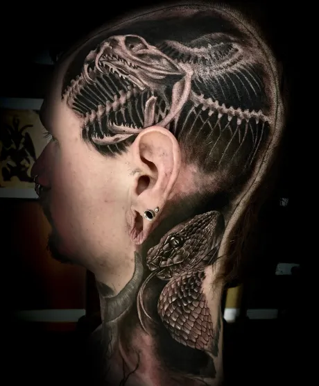 black and grey tattoo, kopf tattoo, hals tattoo, schlangen tattoo, schlange tattoo, skelett tattoo, bremen tattoo, tattoo bremen