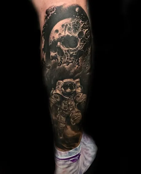 galaxy tattoo, universum tattoo, sureal tattoo,skull tattoo, schädel tattoo, waden tattoo black tattoo, bremen tattoo